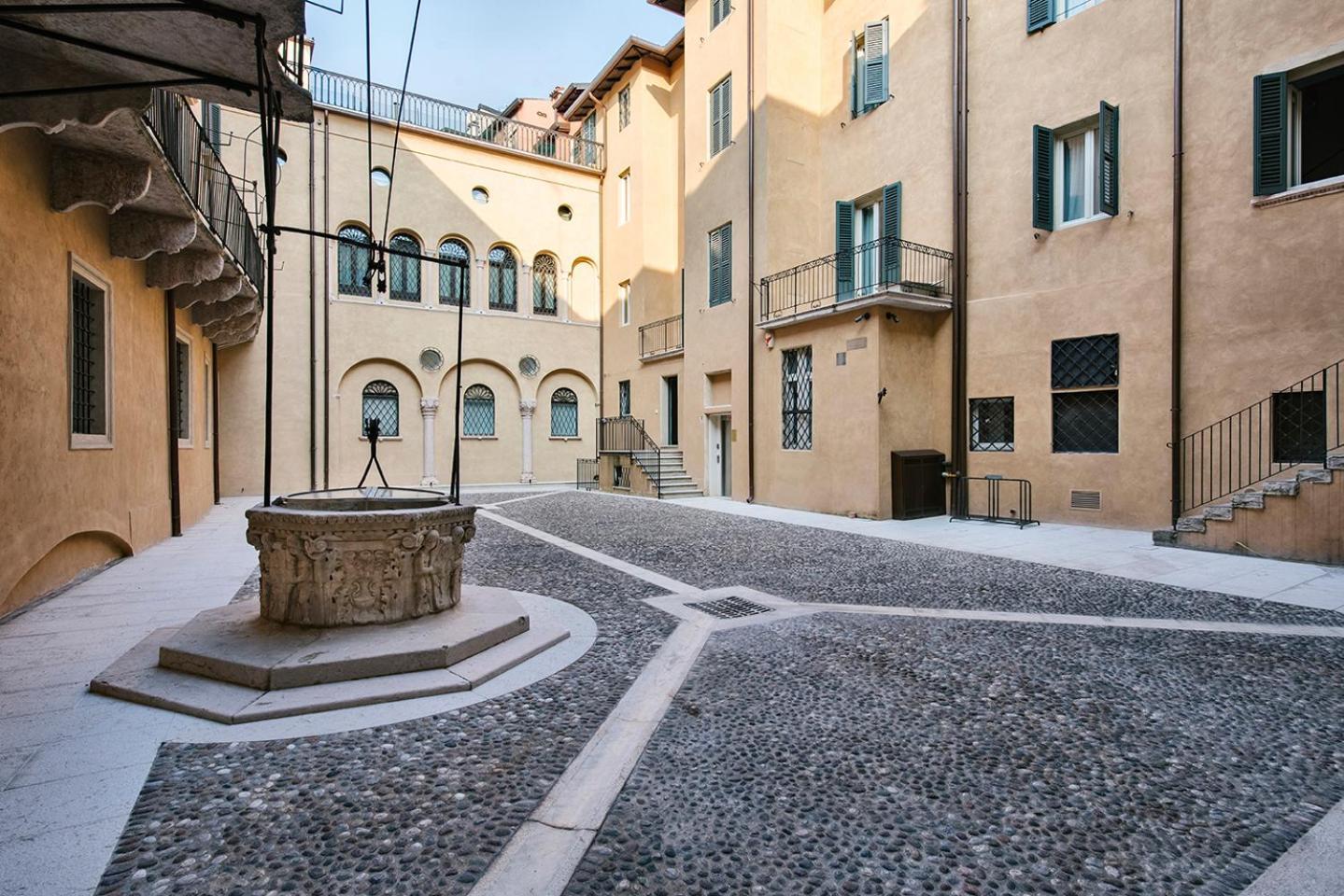Palazzo Confalonieri Da Lisca Верона Екстериор снимка